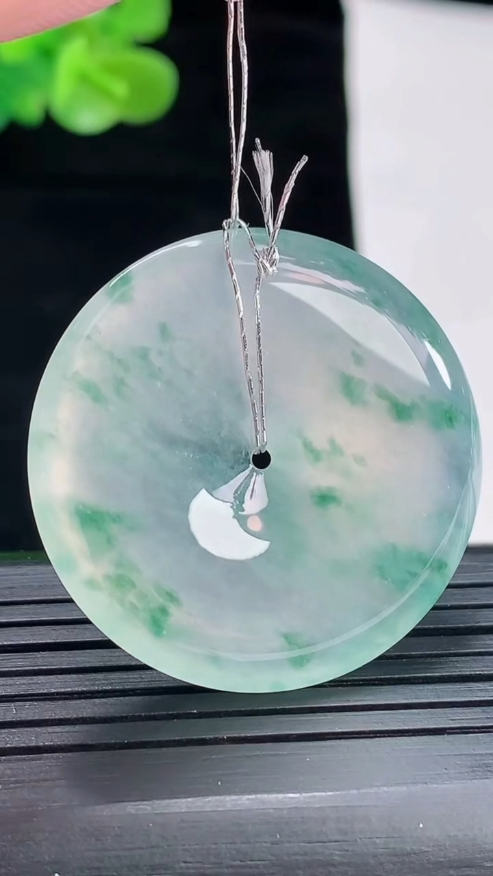 天然A货翡翠种飘花平安扣吊坠，尺寸35-6重量:14.49g
4月29日