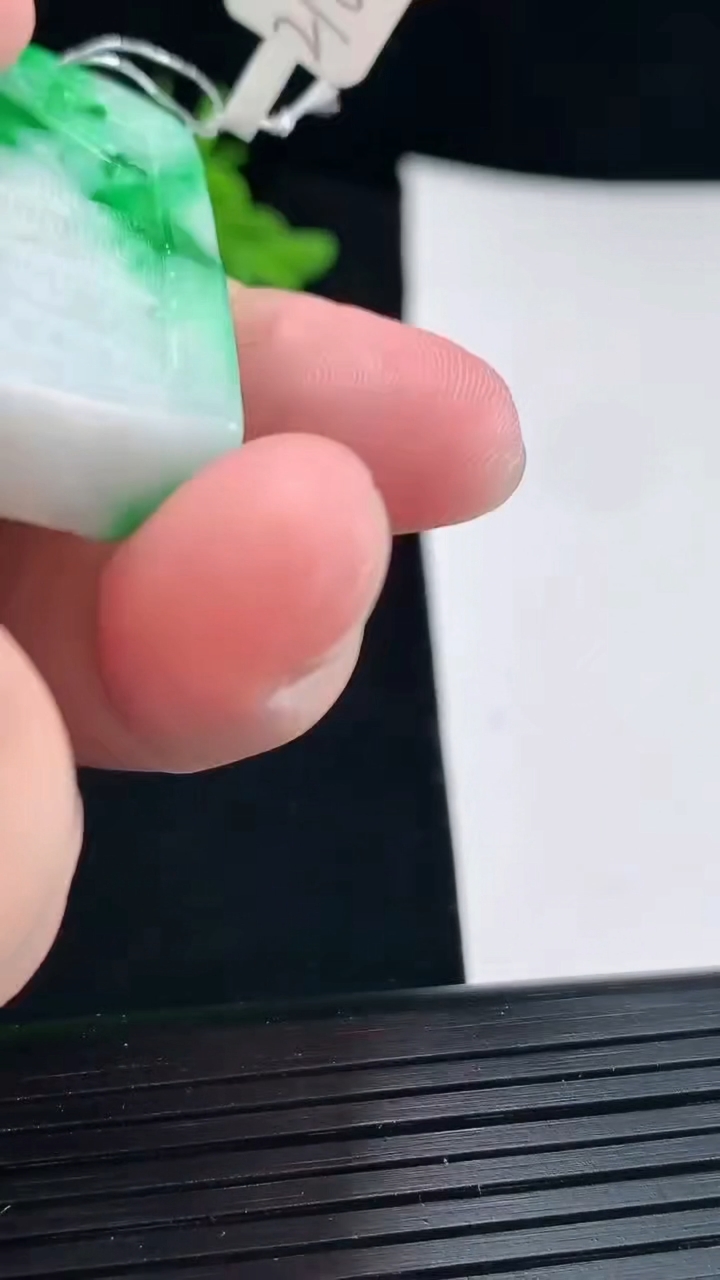 天然A货翡翠山水牌吊坠，尺寸55.2-40.2-10.6重量:41.91g
4月29日