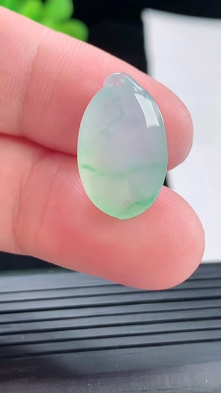 天然A货翡翠福瓜吊坠，尺寸20.5-12.5-7.2重量:3.06g
4月29日