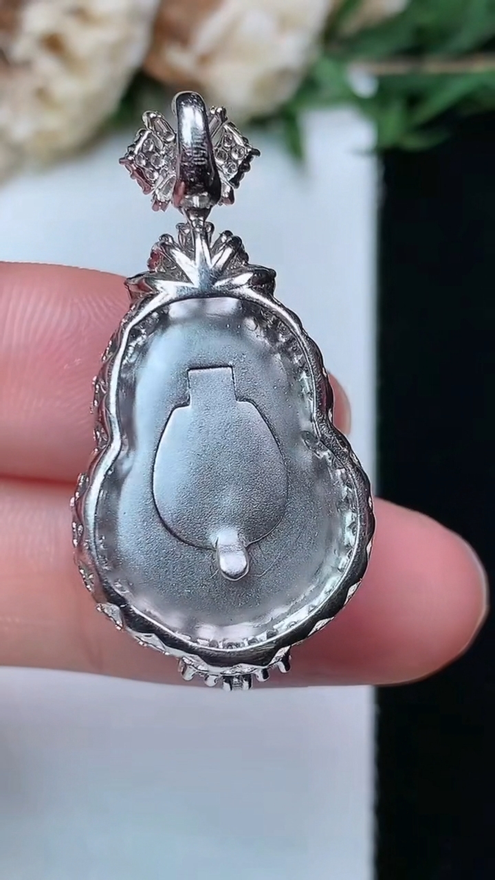 天然A货翡翠紫罗兰葫芦吊坠，尺寸34.6-17-11.2，裸石20.4-14.8，重量:7.69g
4月29日