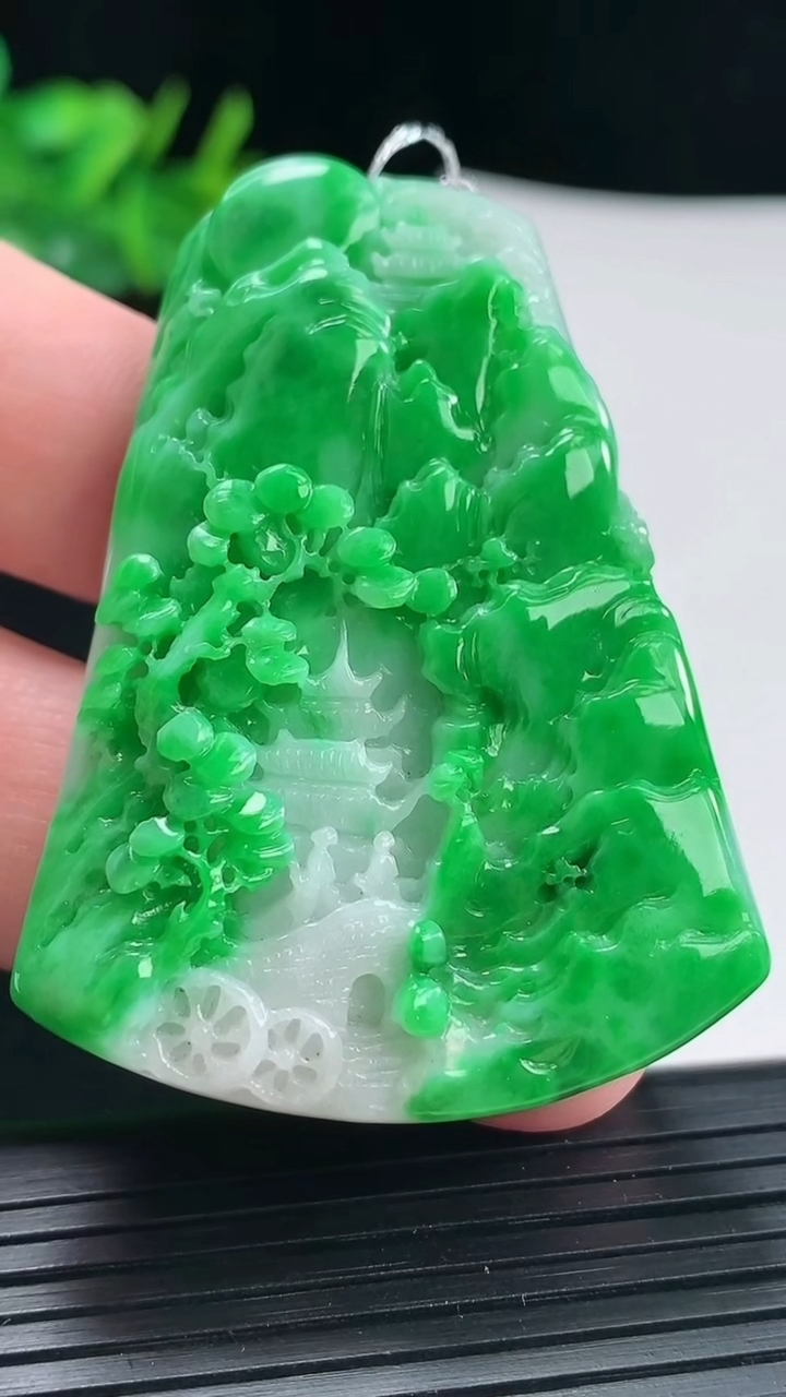 天然A货翡翠山水牌吊坠，尺寸55.2-40.2-10.6重量:41.91g
4月29日