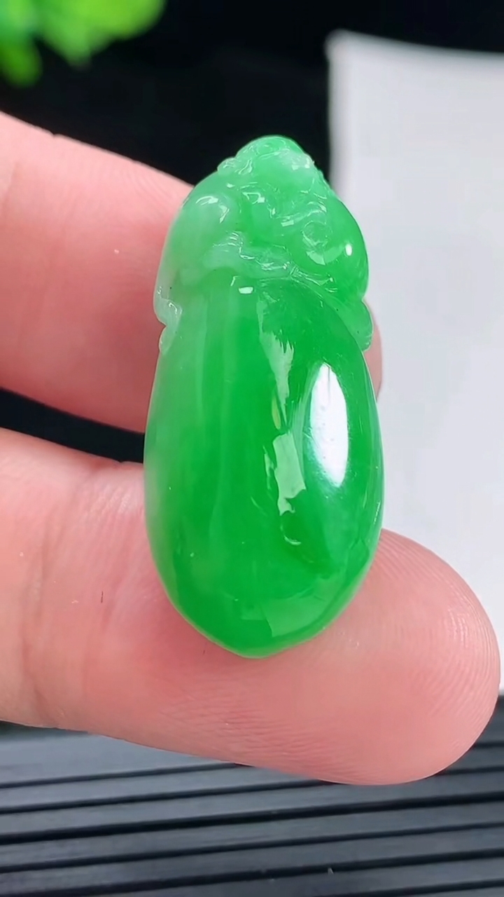 天然A货翡翠寿桃吊坠，尺寸31.5-14.2-10.8重量:8.46g
4月29日