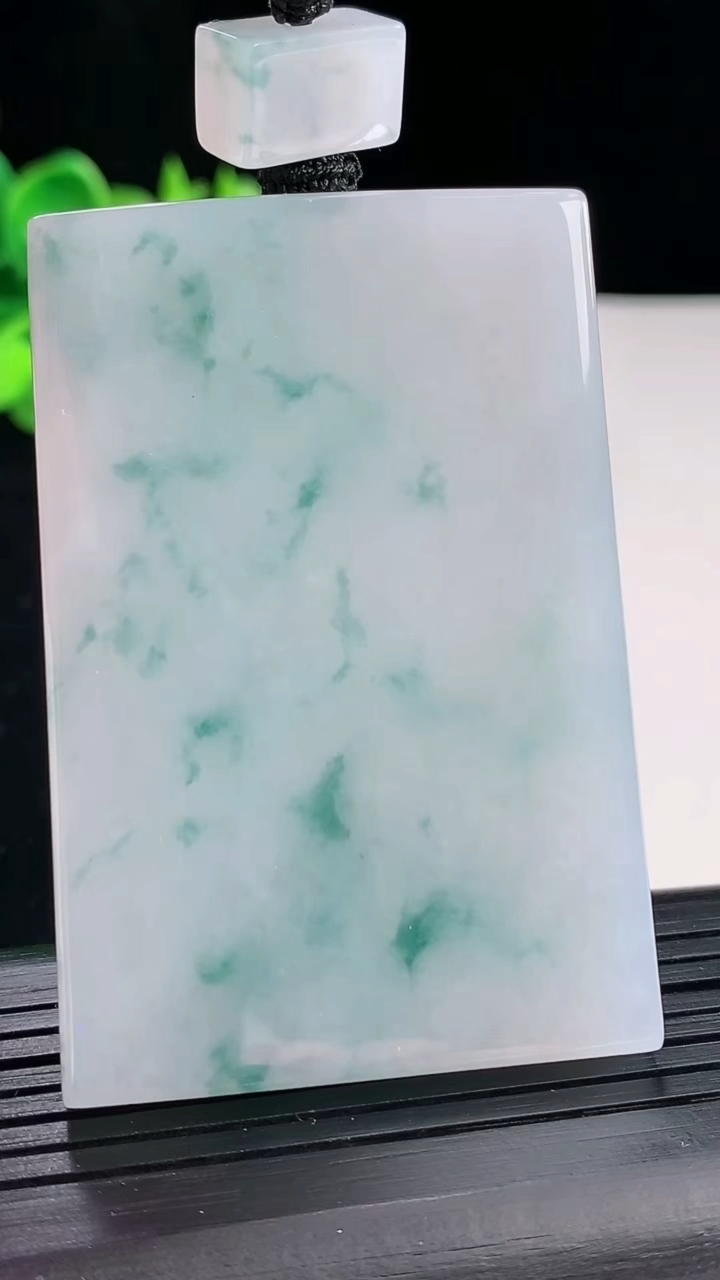 天然A货翡翠飘花无事牌吊坠，尺寸60.5-41-6重量:56.15g
4月29日