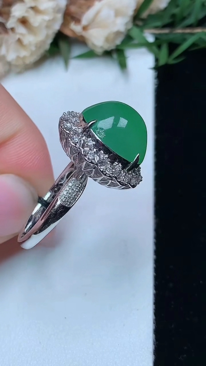 天然A货翡翠蛋面戒指，尺寸17.3-13.4，重量:6.70g2026年4月29日
工厂直销收藏佳品,种好水足，色泽均匀，有种有色，上手高大气！