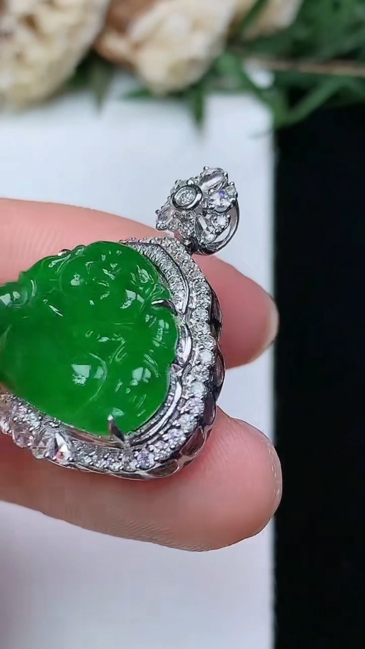 天然A货翡翠佛公吊坠，尺寸26.4-23-9.9，裸石13.7-20，重量:5.79g
4月29日