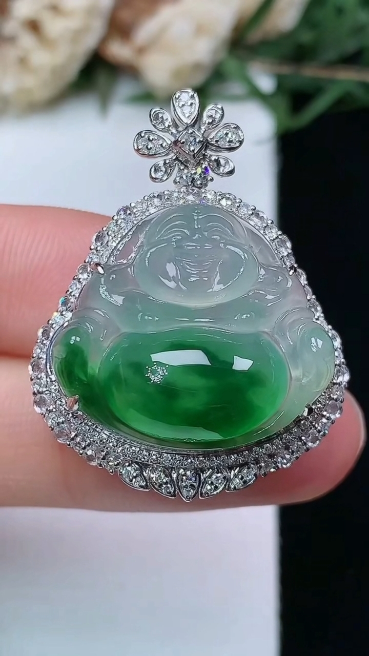 天然A货翡翠佛公吊坠，尺寸33.2-25.3-13.8，裸石18.9-21.3，重量:6.58g
4月29日