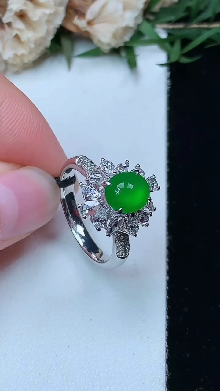 天然A货翡翠蛋面戒指，尺寸17.2-7.3-6.3，重量:5.32g
4月29日