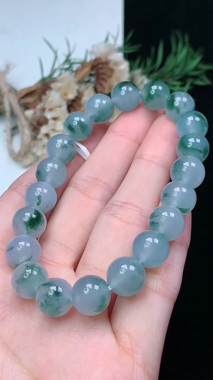 天然A货翡翠飘花圆珠手串，尺寸9.5-20颗，重量:30.33g4月29日
工厂直销收藏佳品,种好水足，色泽均匀，有种有色，上手高大气！