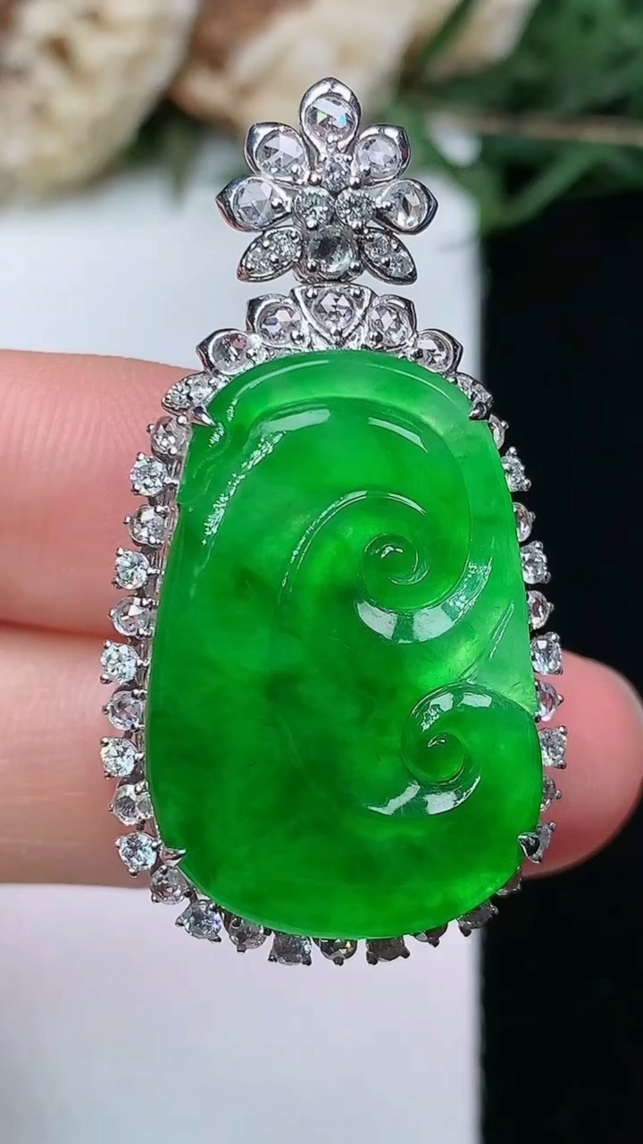 天然A货翡翠如意吊坠，尺寸38.2-28.2-10.2，裸石24.4-16.5，重量:6.75g
4