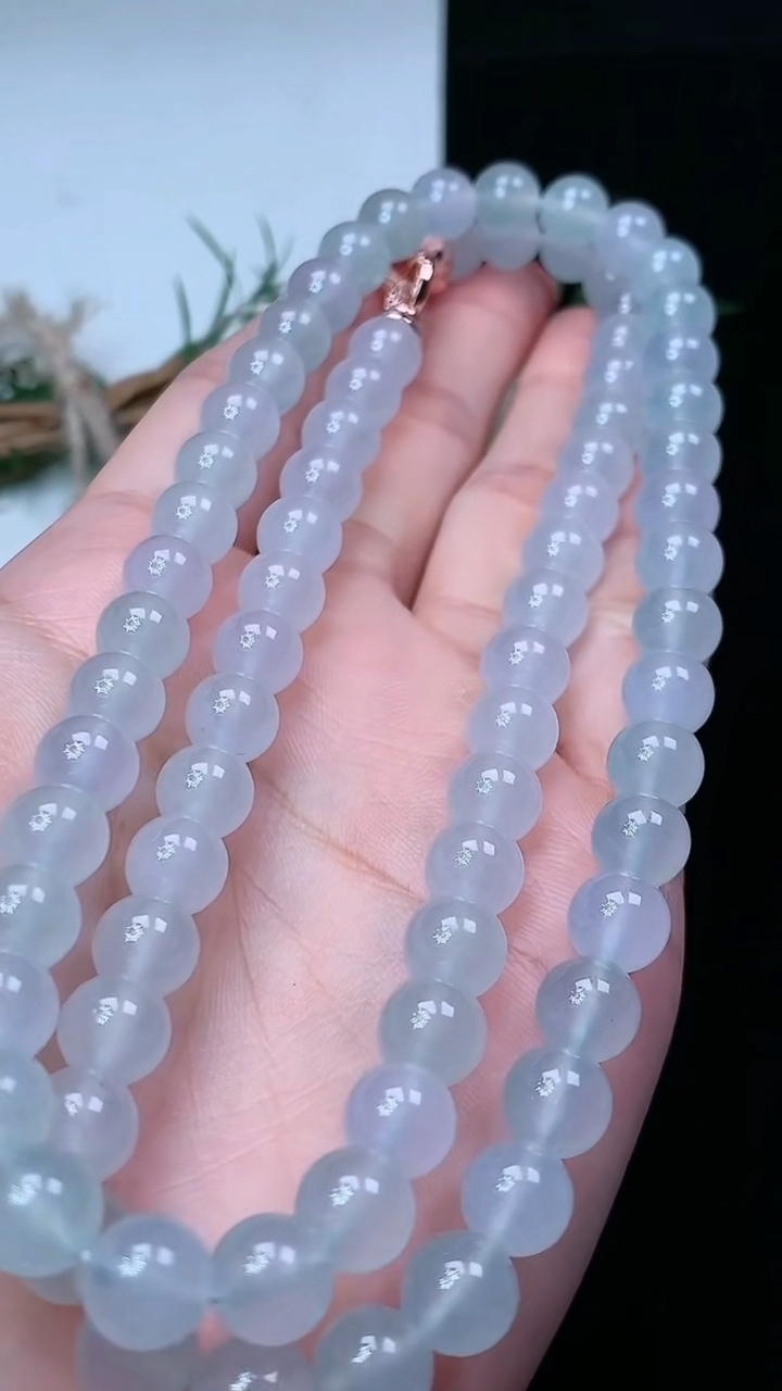天然A货翡翠白冰圆珠项链，尺寸7.9-76颗，重量:68.05g4月29日
工厂直销收藏佳品,种好水足，色泽均匀，有种有色，上手高大气！