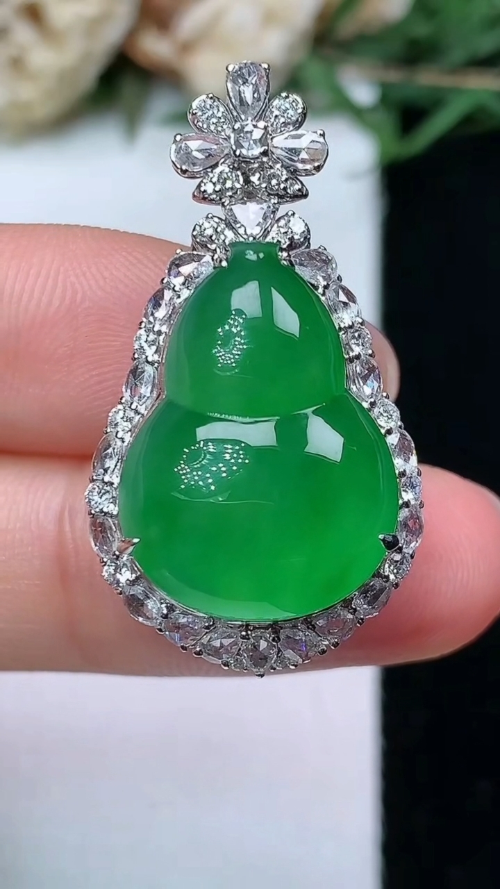 天然A货翡翠葫芦吊坠，尺寸31.9-17.6-11.9，裸石19-14，重量:6.24g
4月29日