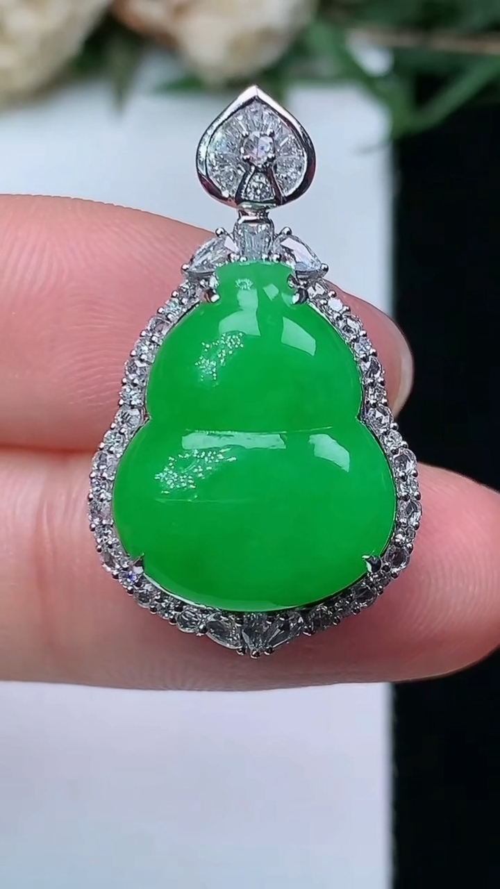 天然A货翡翠葫芦吊坠，尺寸27.6-16-9.5
4月29日，重量:5.15g