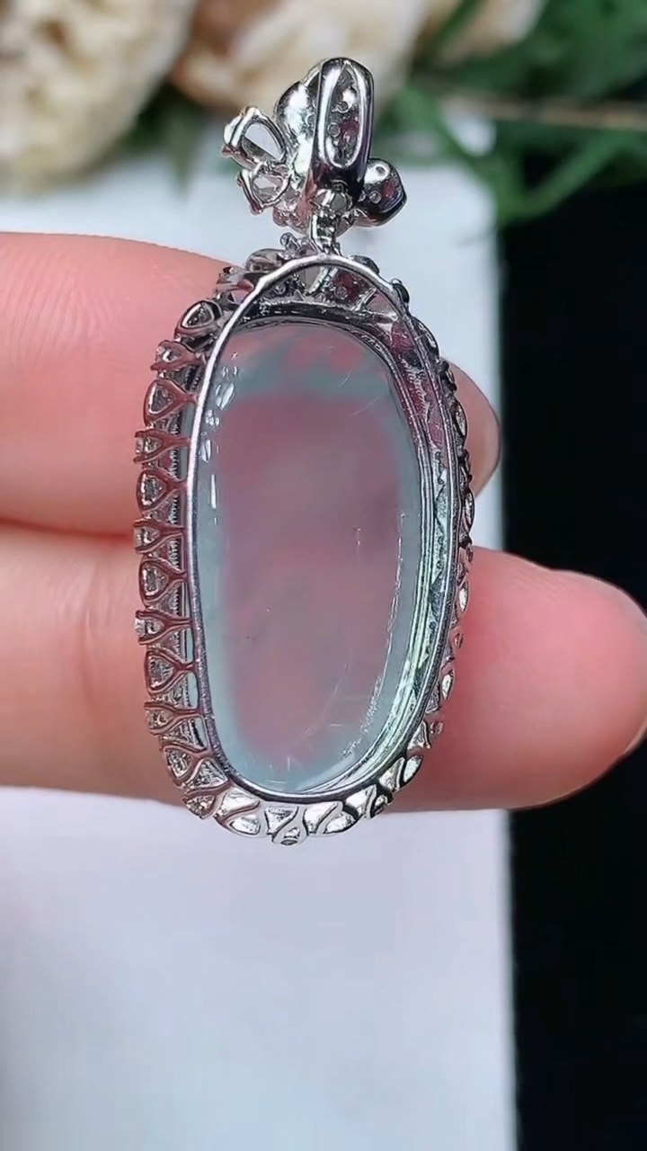 天然A货翡翠福瓜吊坠，尺寸32.6-14.2-9.6，裸石20.3-10.5，重量:4.34g
4月29日