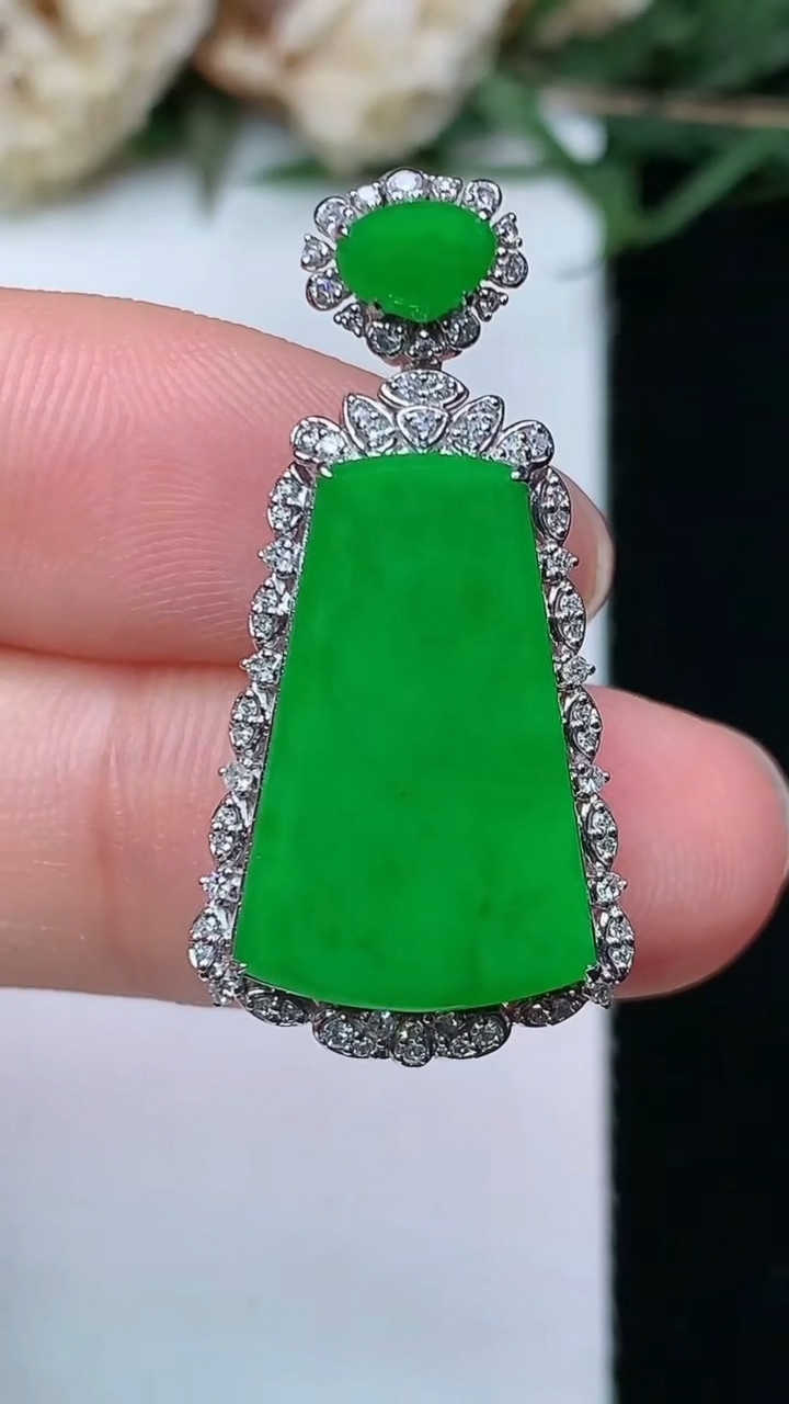 天然A货翡翠无事牌吊坠，尺寸30.5-15.2-7，裸石18.3-11.8，重量:3.11g
4月2