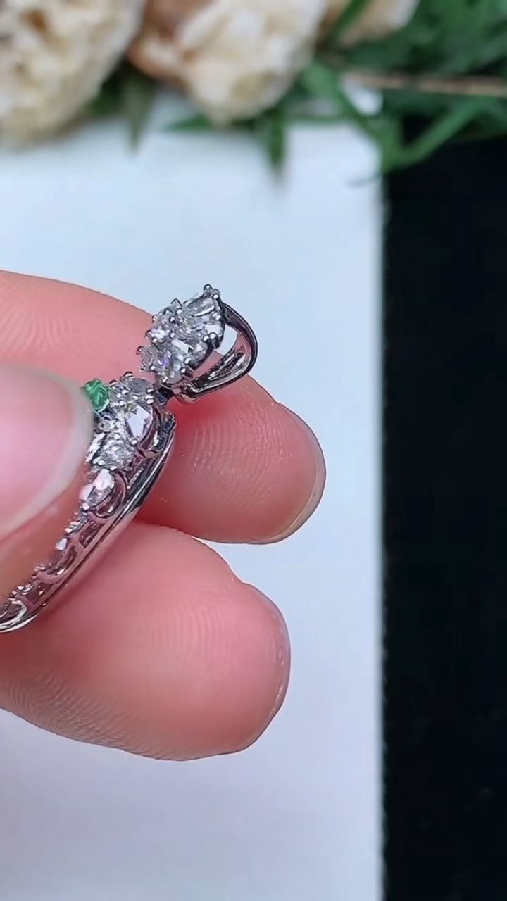 天然A货翡翠福豆吊坠，尺寸23.3-9-8，裸石13-5.7，重量:2.53g
4月29日