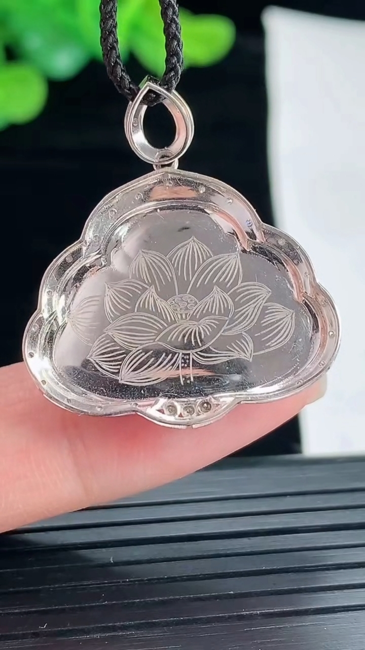 天然A货翡翠佛公吊坠，尺寸30-27.5-5.8，裸石17-23.5重量:4.34g
4月29日