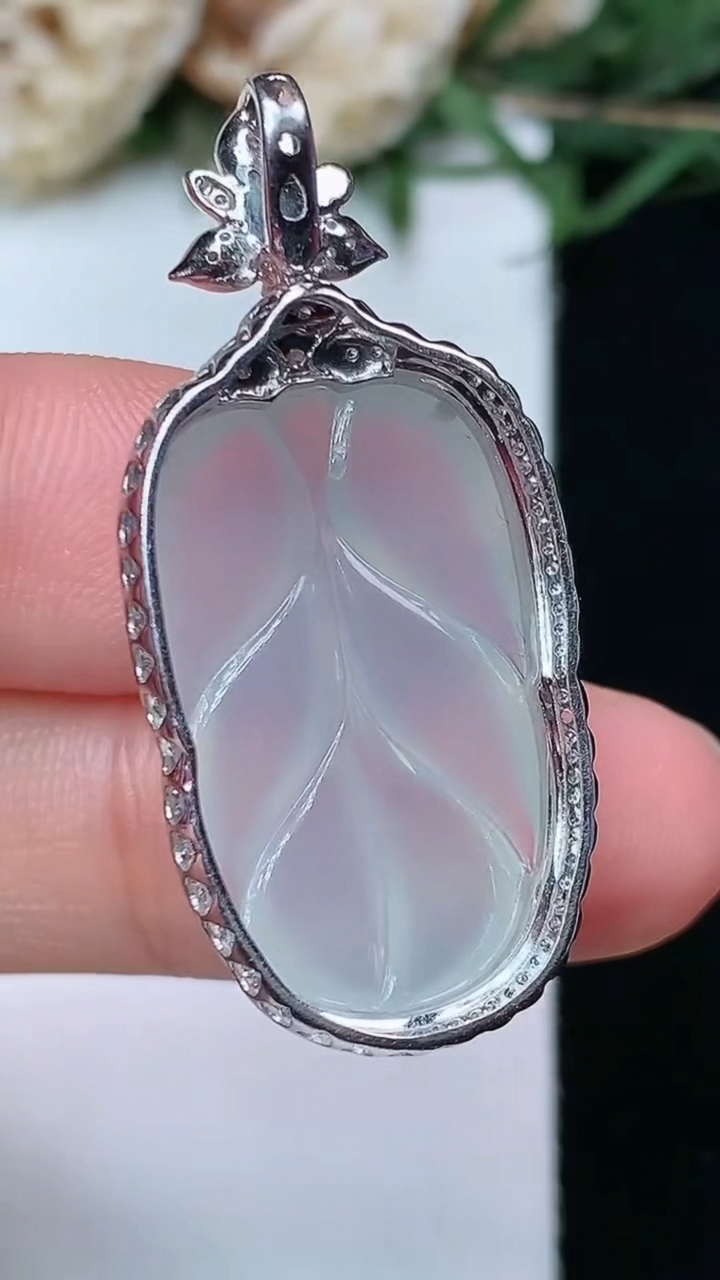 天然A货翡翠白冰金枝玉叶 叶子吊坠，尺寸37-17-8.3，裸石24.5-14.8，重量:5.00g
4月29日