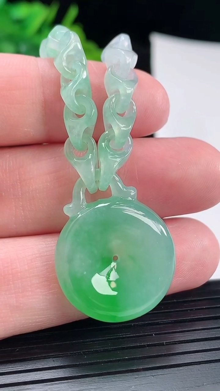 天然A货翡翠平安扣手链，尺寸22.5-6.2重量:13.78g
4月29日