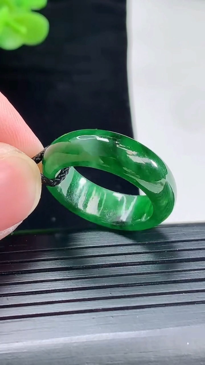 天然A货翡翠玉指环 戒指，尺寸19-7.2-3.5重量:4.61g2026年4月29日
工厂直销收藏佳品,种好水足，色泽均匀，有种有色，上手高大气！