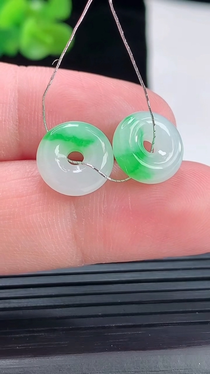 天然A货翡翠平安扣吊坠一对，尺寸12-3.8重量:2.23g
4月29日