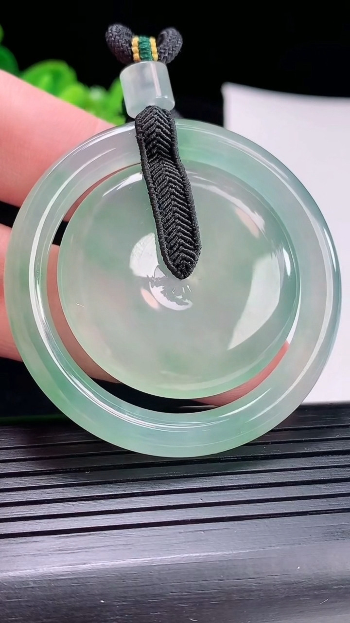 天然A货翡翠子母平安扣吊坠，尺寸49.6-6重量:34.36g
4月29日