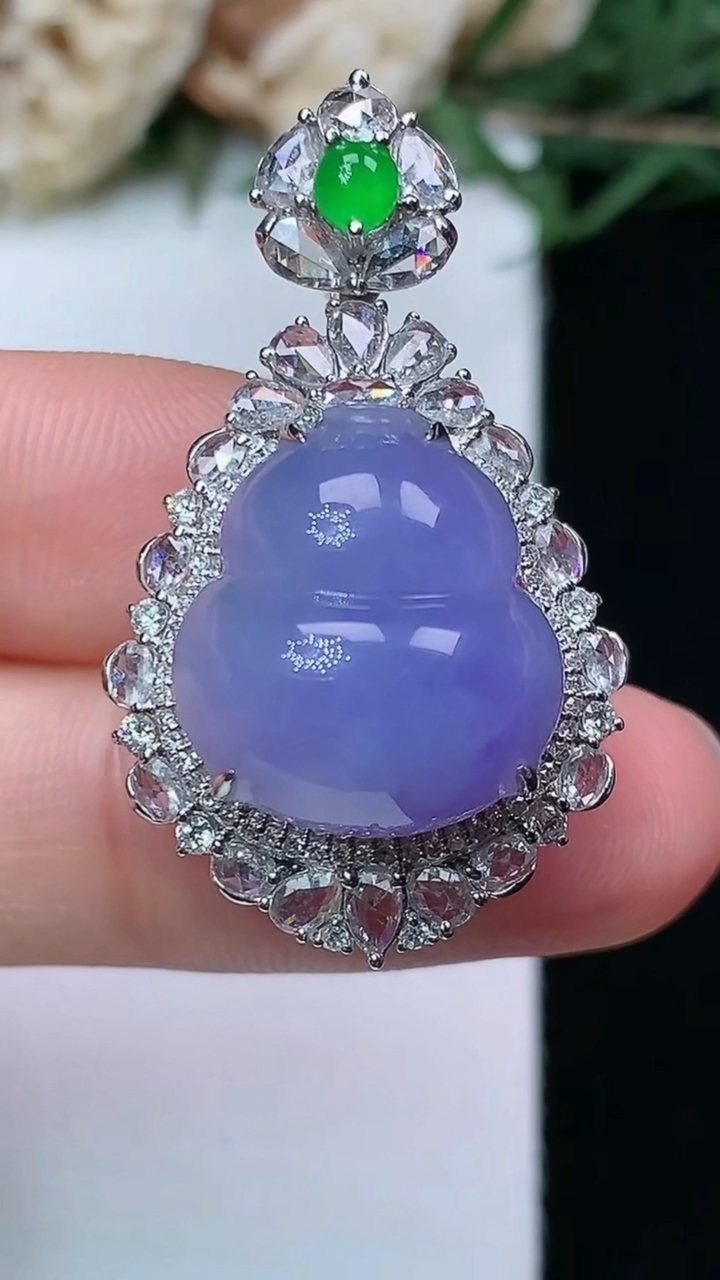 天然A货翡翠k金紫罗兰葫芦吊坠，尺寸34.4-20.2-14.3，裸石15.7-14.2，重量:6.18g
4月29日