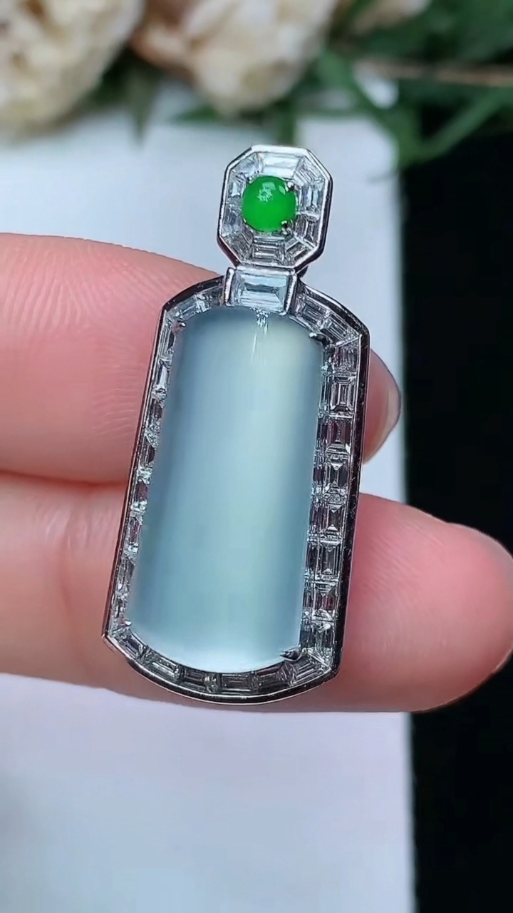 天然A货翡翠白冰平安柱吊坠，尺寸28.8-12.7-10.3，裸石18.3-8.6，重量:6.00g
4月29日