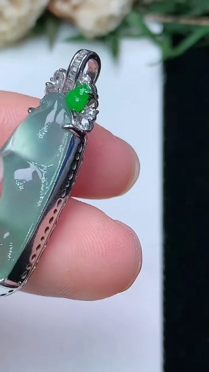 天然A货翡翠白冰福豆吊坠，尺寸26.3-11.8-8.8，重量:6.95g
4月29日