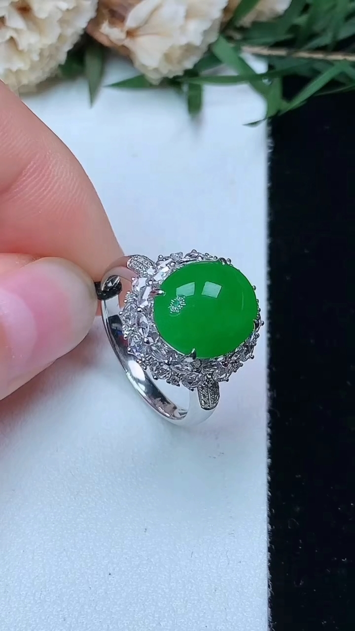 天然A货翡翠蛋面戒指，尺寸17.4-12.2-9.6，重量:4.00g2026年4月29日
工厂直销