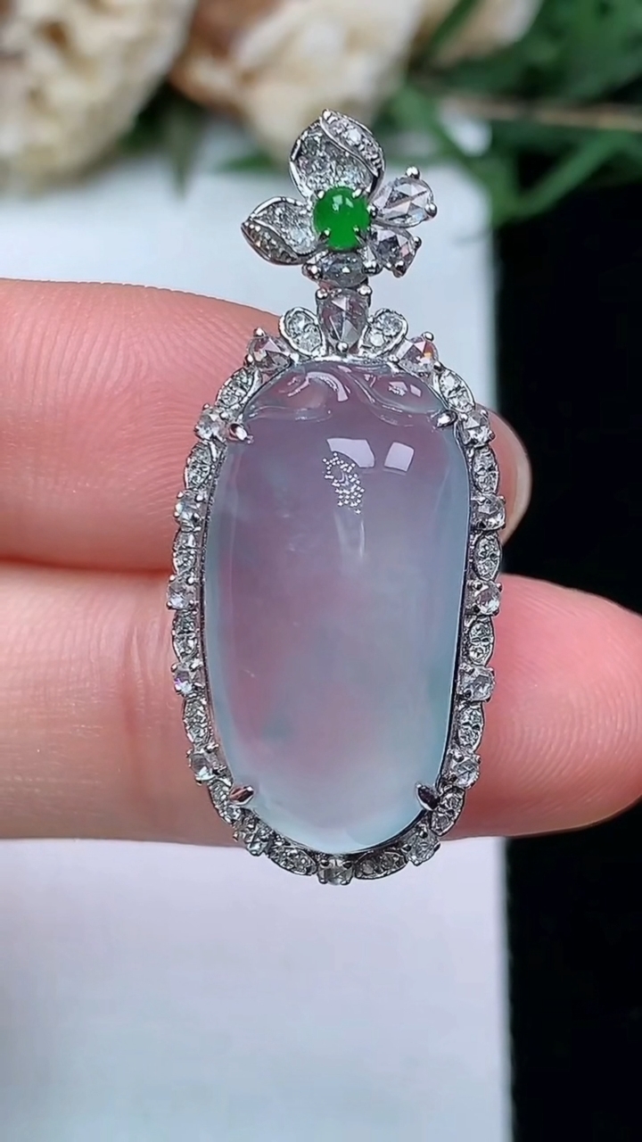 天然A货翡翠福瓜吊坠，尺寸32.6-14.2-9.6，裸石20.3-10.5，重量:4.34g
4月29日