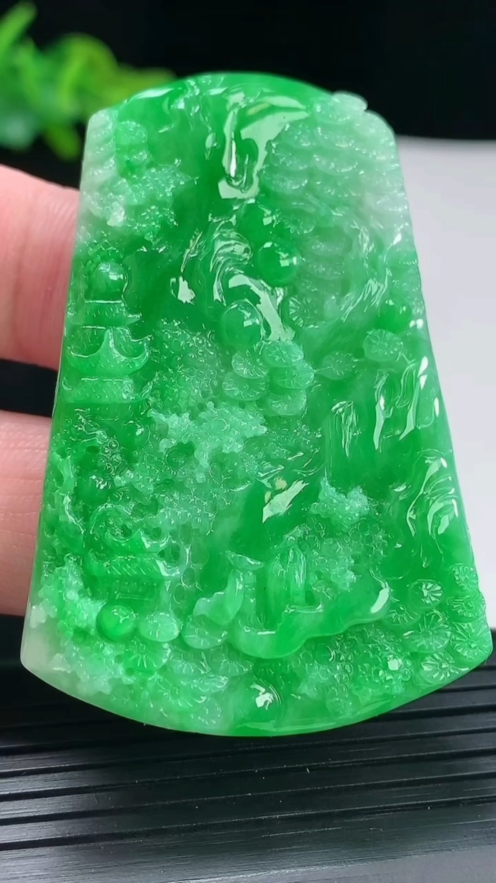 天然A货翡翠山水牌吊坠，尺寸59.6-40-5.5重量:26.81g
4月29日