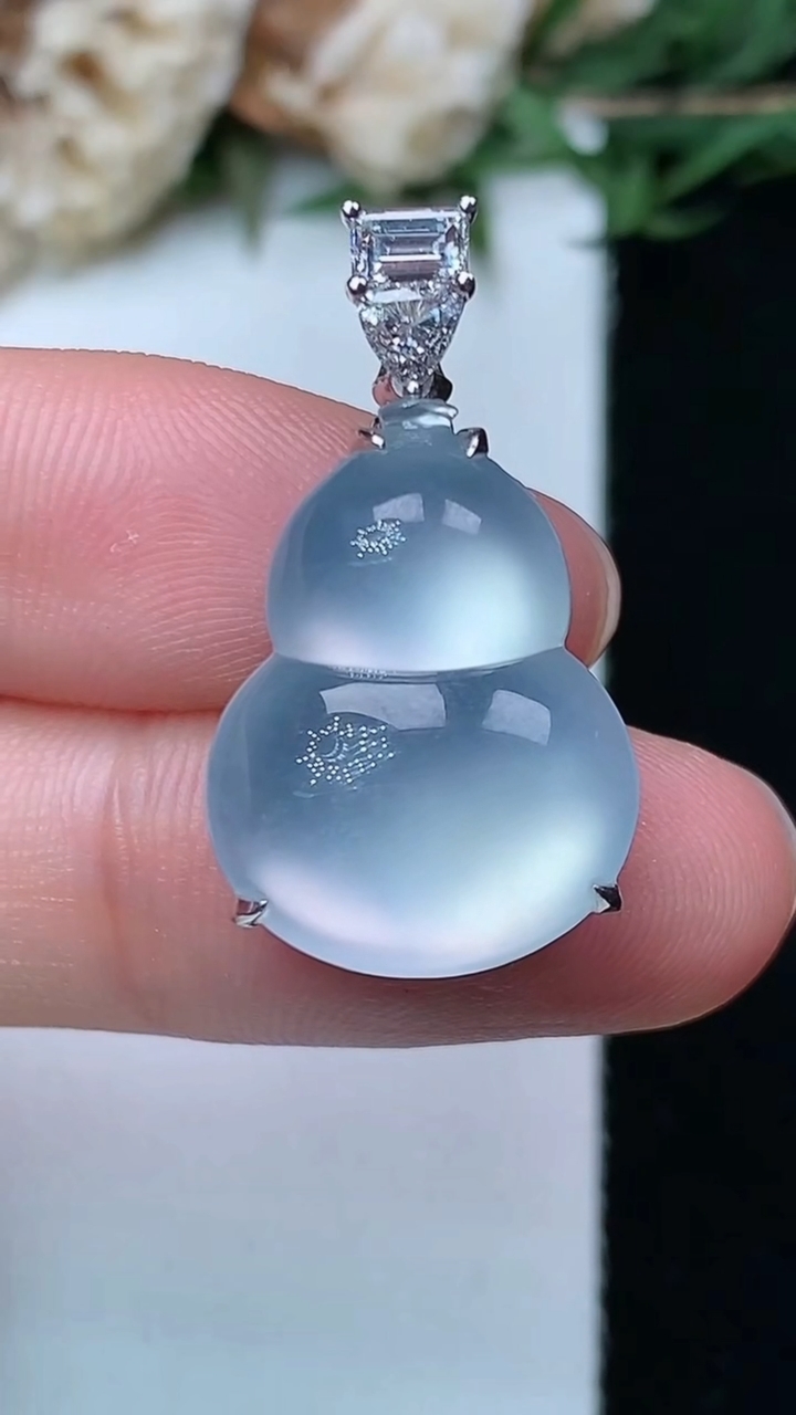 天然A货翡翠白冰葫芦吊坠，尺寸19.6-14.7-8.8，重量:4.81g
4月29日