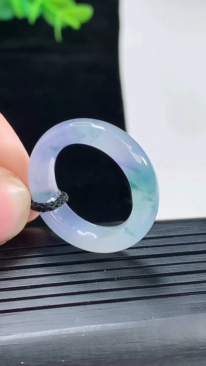 天然A货翡翠种紫罗兰 飘花玉指环 戒指，尺寸18-6-4.2重量:4.76g2026年4月29日
工厂直销收藏佳品,种好水足，色泽均匀，有种有色，上手高大气！