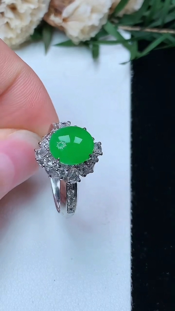 天然A货翡翠蛋面戒指，尺寸16.6-8.5-7.7，重量:5.29g2026年4月29日
工厂直销收藏佳品,种好水足，色泽均匀，有种有色，上手高大气！