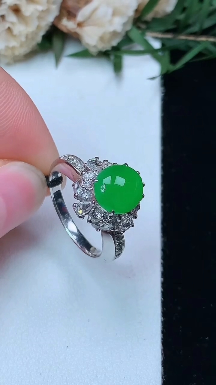 天然A货翡翠蛋面戒指，尺寸16.6-8.5-7.7，重量:5.29g2026年4月29日
工厂直销收藏佳品,种好水足，色泽均匀，有种有色，上手高大气！