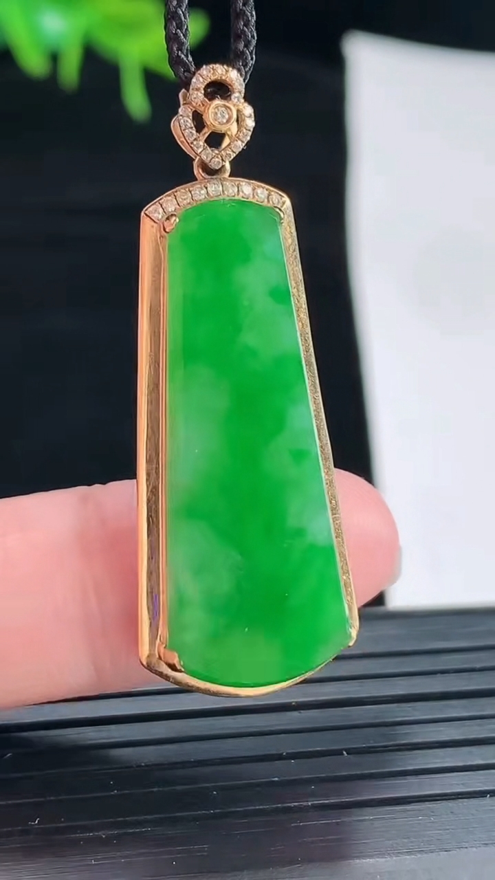 天然A货翡翠无事牌吊坠，尺寸41-16-6.5，裸石32.5-13重量:5.09g
4月29日