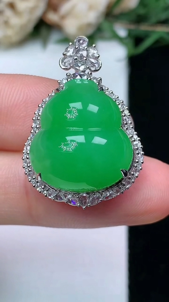 天然A货翡翠葫芦吊坠，尺寸28-19-12.8，裸石16.9-15.8，重量:6.34g
4月29日