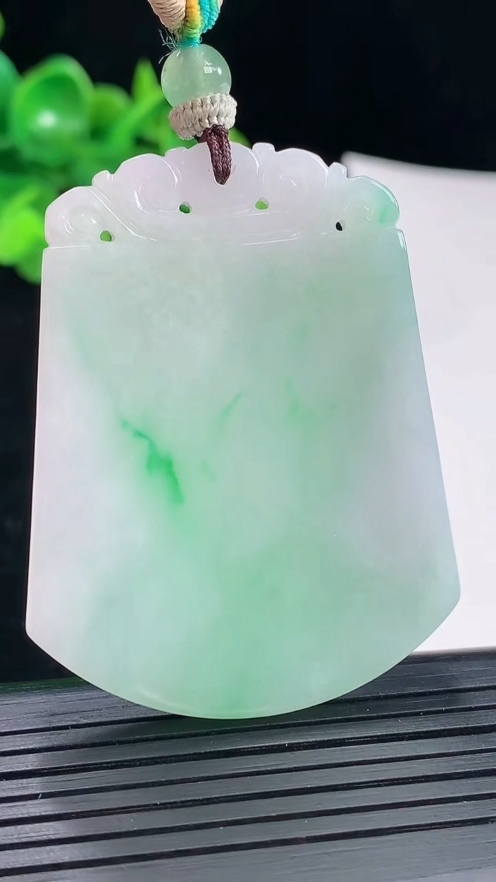 天然A货翡翠无事牌吊坠，尺寸53-40.5-3.8重量:24.40g
4月29日