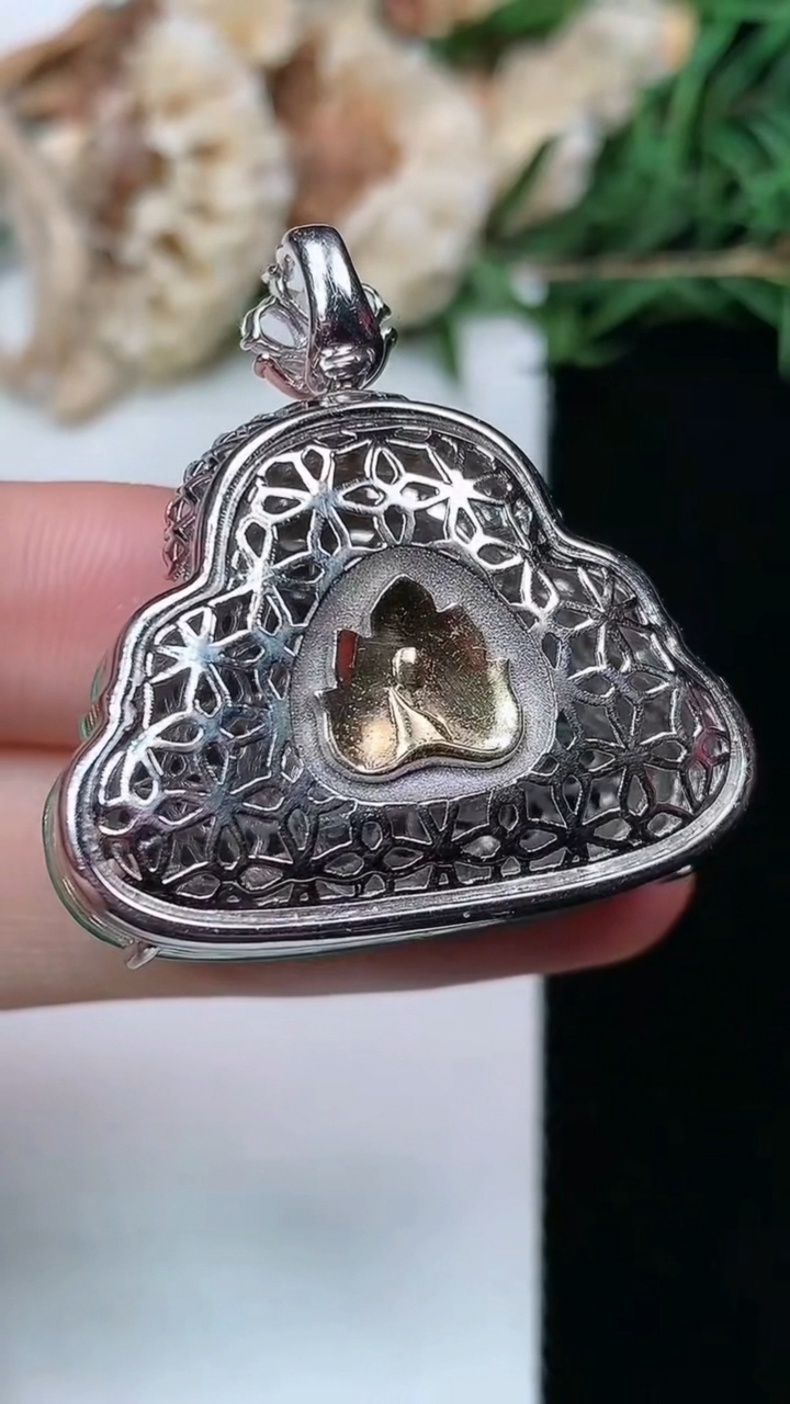 天然A货翡翠佛公吊坠，尺寸22-32.2-11.5，重量:15.14g
4月29日