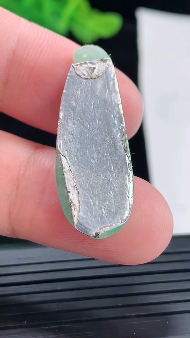 天然A货翡翠福瓜镶嵌件，尺寸33.5-13-3重量:2.84g
4月29日