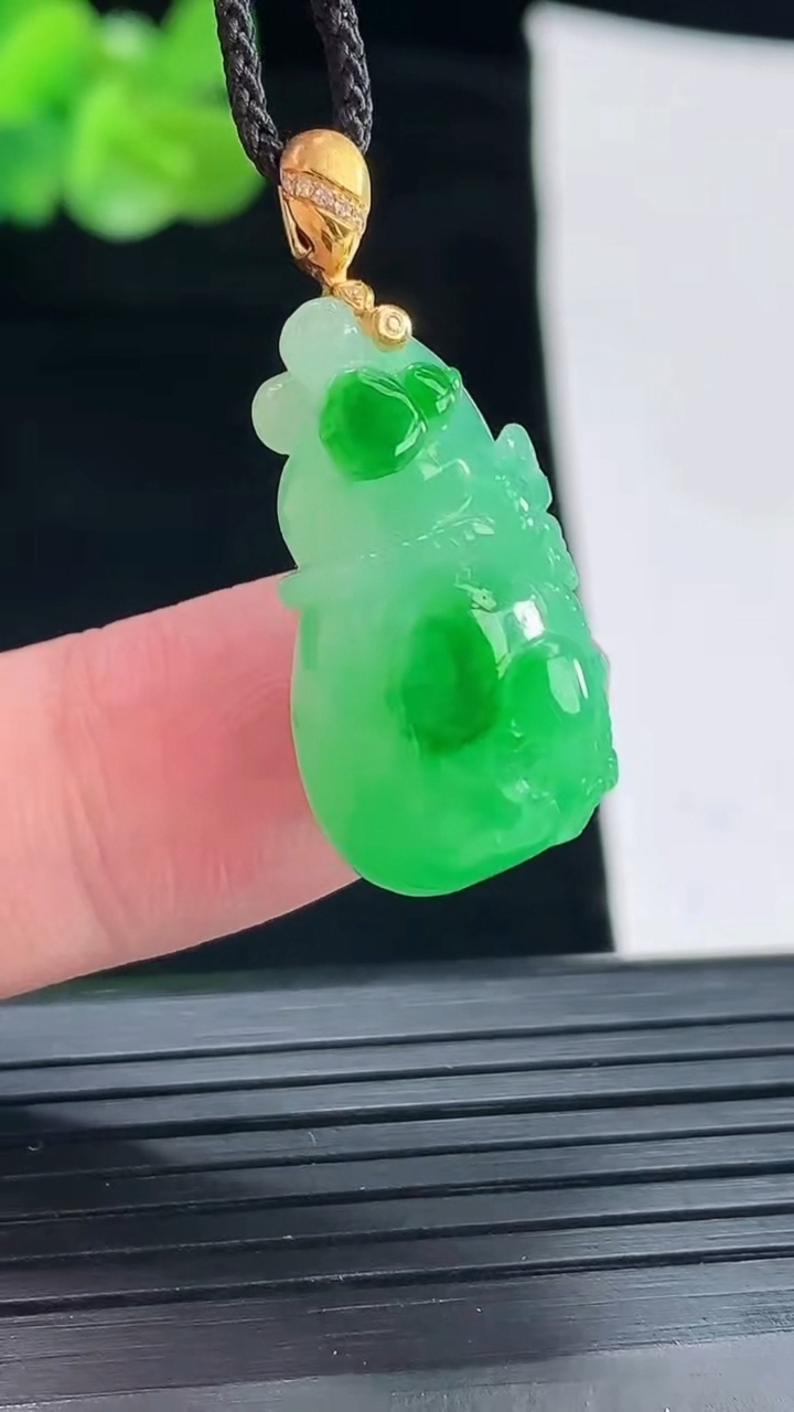 天然A货翡翠葫芦吊坠，尺寸25.6-11-11.5重量:6.39g
4月29日