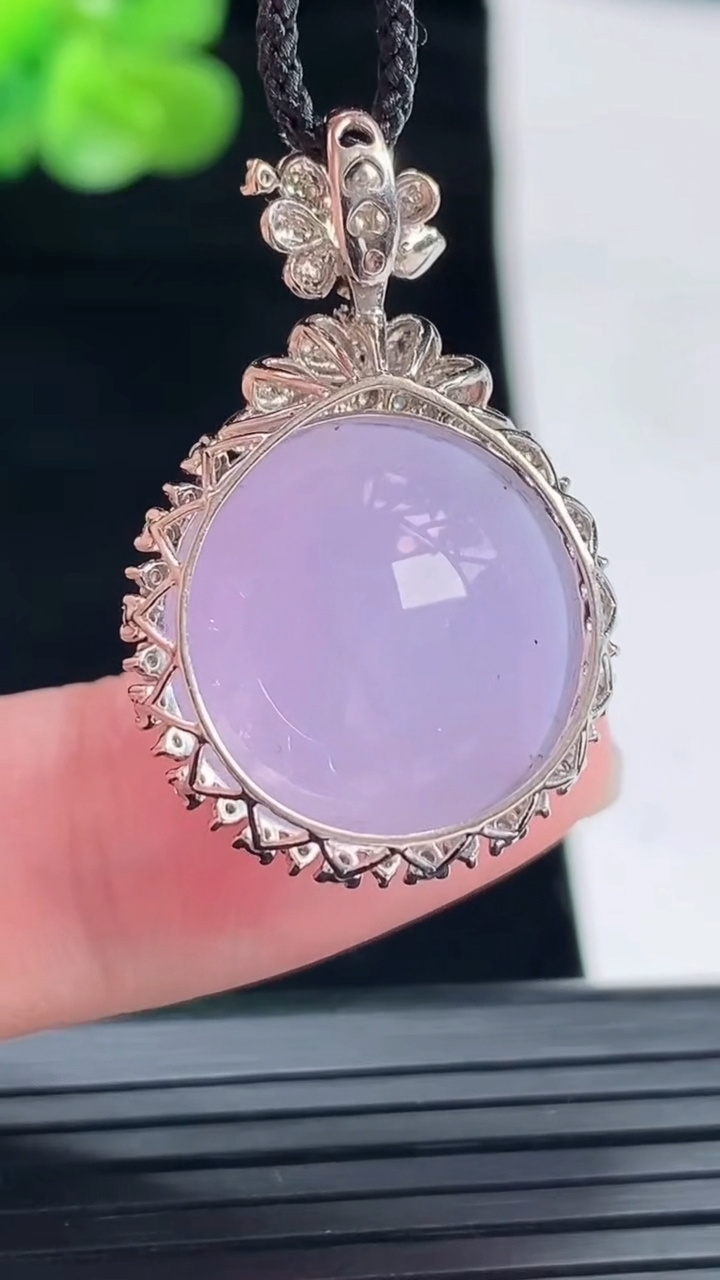 天然A货翡翠18k金紫罗兰蛋面吊坠，尺寸30.6-20-15，裸石18重量:8.32g
4月29日