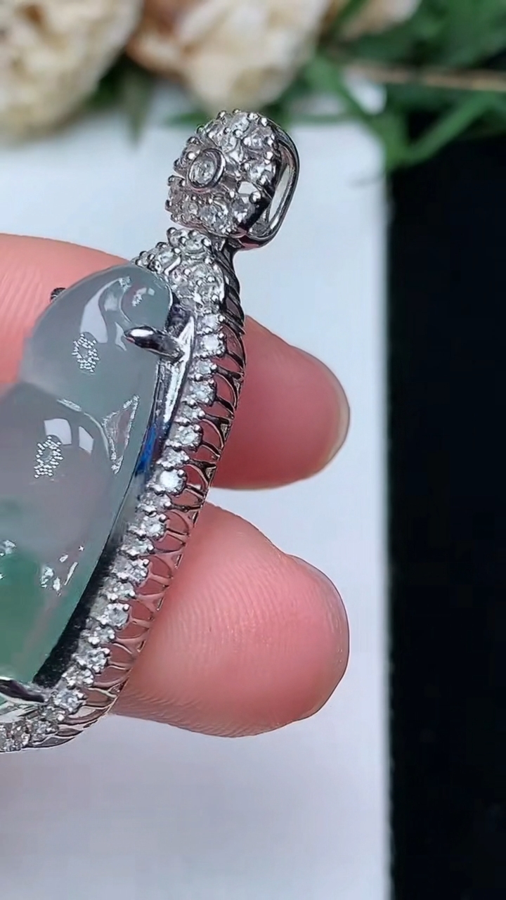 天然A货翡翠福豆吊坠，尺寸37.6-15.4-11.3，裸石25.6-12.6，重量:6.14g
4月29日