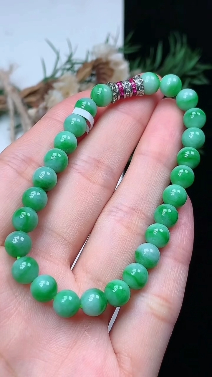 天然A货翡翠圆珠手串，尺寸6.6-26颗，重量:13.50g4月29日
工厂直销收藏佳品,种好水足，色泽均匀，有种有色，上手高大气！
