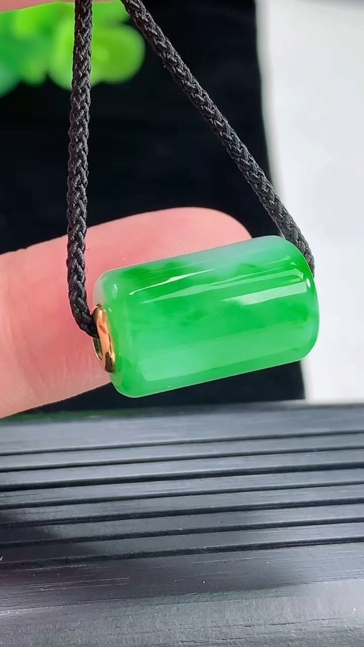 天然A货翡翠路路通吊坠，尺寸20-11重量:5.27g
4月29日