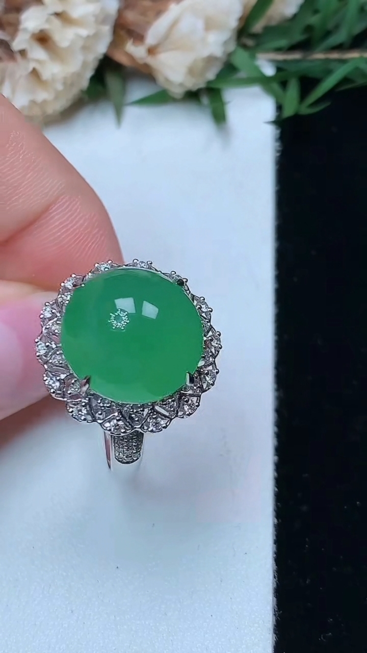 天然A货翡翠蛋面戒指，尺寸17.3-13.4，重量:6.70g2026年4月29日
工厂直销收藏佳品,种好水足，色泽均匀，有种有色，上手高大气！