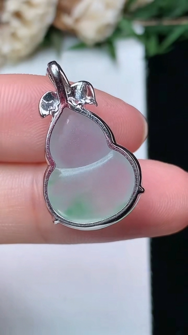 天然A货翡翠葫芦吊坠，尺寸18-14.5-6.6，重量:3.30g
4月29日