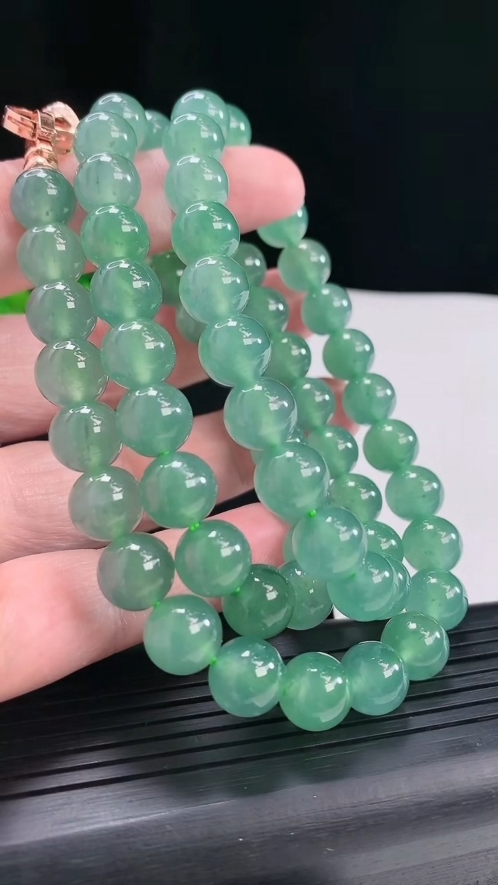 天然A货翡翠种蓝水圆珠项链，尺寸10-64颗重量:109.27g
4月29日