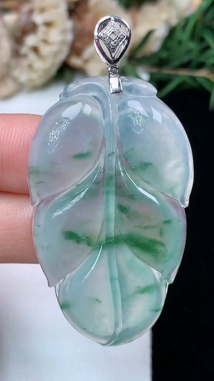 天然A货翡翠飘花金枝玉叶 叶子吊坠，尺寸43.5-26.6-4.8，重量:9.85g
4月29日