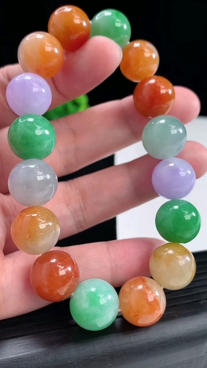 天然A货翡翠三彩圆珠手串，尺寸14-16颗重量:72.52g4月29日
工厂直销收藏佳品,种好水足，